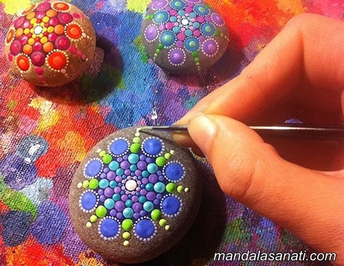 fırça ile mandala boyama