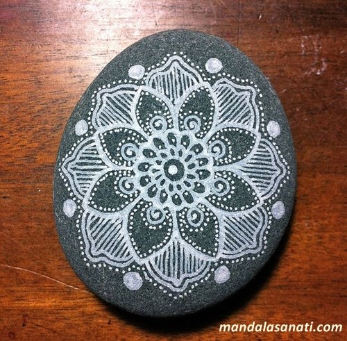 mandala taş boyama sanatı
